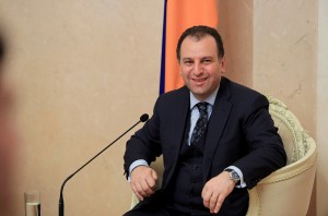 ՀՀ ՊԱՇՏՊԱՆՈՒԹՅԱՆ ՆԱԽԱՐԱՐԸ ՀԱՆԴԻՊԵԼ Է ՀԱՅ ՈՒՍԱՆՈՂՆԵՐԻ ՀԵՏ