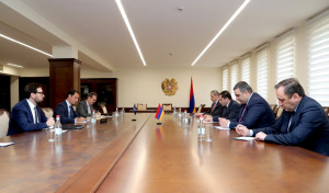 ՍՈՒՐԵՆ ՊԱՊԻԿՅԱՆՆ ԸՆԴՈՒՆԵԼ Է ՆԱՏՕ-Ի ԳԼԽԱՎՈՐ ՔԱՐՏՈՒՂԱՐԻ ՀԱՏՈՒԿ ՆԵՐԿԱՅԱՑՈՒՑՉԻՆ