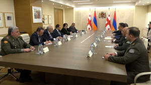 ՍՈՒՐԵՆ ՊԱՊԻԿՅԱՆԸ ՀԱՆԴԻՊԵԼ Է ՋՈՒԱՆՇԵՐ ԲՈՒՐՉՈՒԼԱՁԵԻ ՀԵՏ