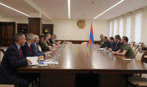 ՊԱՇՏՊԱՆՈՒԹՅԱՆ ՆԱԽԱՐԱՐՆ ԸՆԴՈՒՆԵԼ Է ՖՐԱՆՍԻԱՅԻ ՊԱՏՎԻՐԱԿՈՒԹՅԱՆԸ