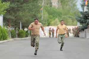 ՍՈՒՐԵՆ ՊԱՊԻԿՅԱՆԸ ՀԵՏևԵԼ Է ԶԻՆԾԱՌԱՅՈՂՆԵՐԻ ԱՏԵՍՏԱՎՈՐՄԱՆ ՔՆՆՈՒԹՅՈՒՆՆԵՐԻՆ