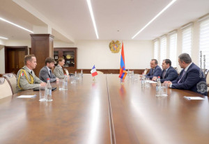 ՀՀ ՊԱՇՏՊԱՆՈՒԹՅԱՆ ՆԱԽԱՐԱՐՆ ԸՆԴՈՒՆԵԼ Է ՖՐԱՆՍԻԱՅԻ ԴԵՍՊԱՆԻՆ