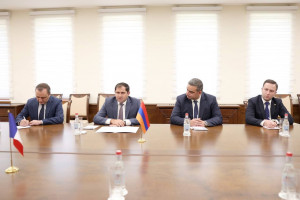 ՀՀ ՊԱՇՏՊԱՆՈՒԹՅԱՆ ՆԱԽԱՐԱՐՆ ԸՆԴՈՒՆԵԼ Է ՖՐԱՆՍԻԱՅԻ ԴԵՍՊԱՆԻՆ